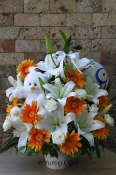 Seramikte Beyaz Lilyum, Sarı Gerbera, Beyaz Gül Balon ve Peluşla Hazırlanmış Aranjman