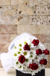 <p>Kırmızı Gül : 7 Adet</p>
<p>Beyaz Biçme : 10 Adet</p>
<p>Beyaz kır papatyası biçmeler ve sevginin sembolü kırmızı güllerden buket çiçek en özel şekilde hazırlandı</p>