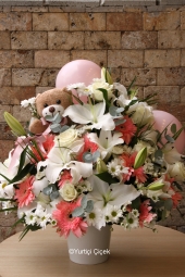Sepet İçinde Pembe Gerbera,Beyaz Güller ile Balon ve Ayıcıkla Süslenmiş Aranjman