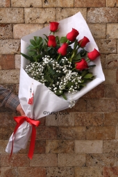 <p>Kırmızı Gül : 7 Adet</p>
<p>Çiçeklerin dilinde sevginin karşılığı kırmızı güldür. Sevginizi 7 kırmızı gülden hazırlanmış kırmızı ambalajlı buket çiçek göndererek gösterin.&nbsp;</p>
<p>&nbsp;</p>